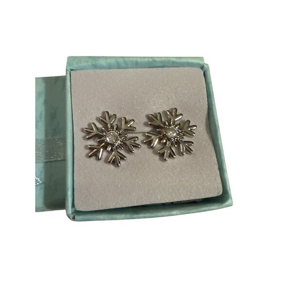 NWT Silvertone Snowflake Stud Earrings with Rhinestone Center  5/8 inches long - Picture 2 of 3